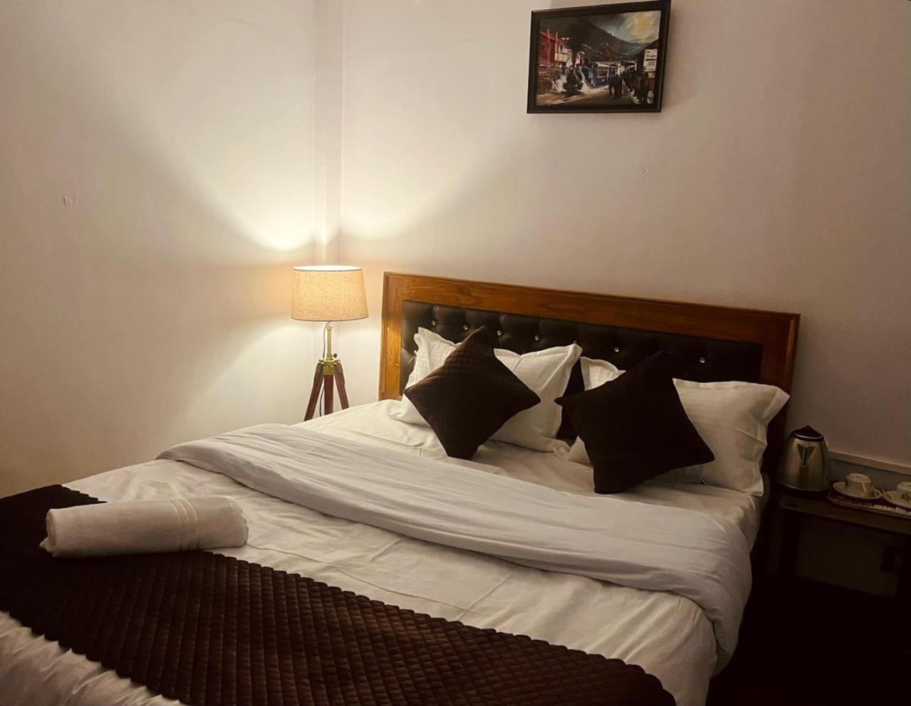 Forest Lodge - 80 Mts From Mall Road Дарджилинг Экстерьер фото