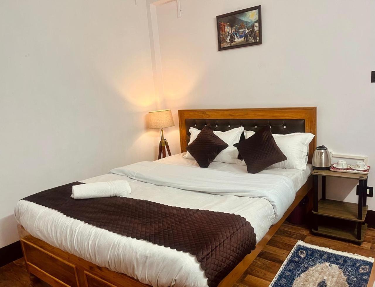 Forest Lodge - 80 Mts From Mall Road Дарджилинг Экстерьер фото