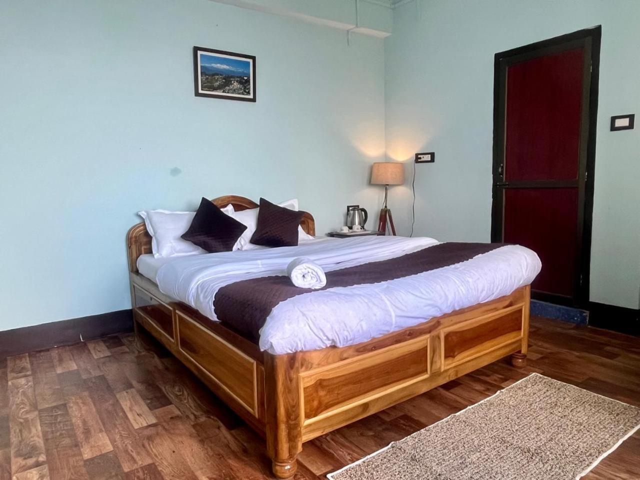 Forest Lodge - 80 Mts From Mall Road Дарджилинг Экстерьер фото