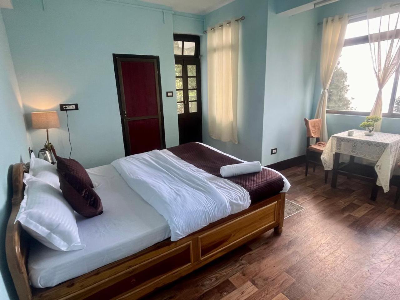 Forest Lodge - 80 Mts From Mall Road Дарджилинг Экстерьер фото