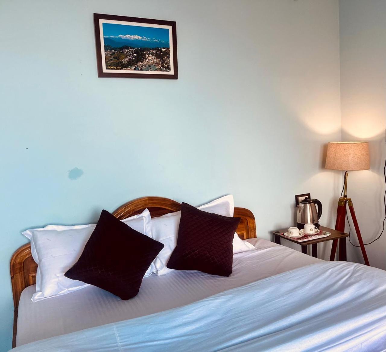 Forest Lodge - 80 Mts From Mall Road Дарджилинг Экстерьер фото