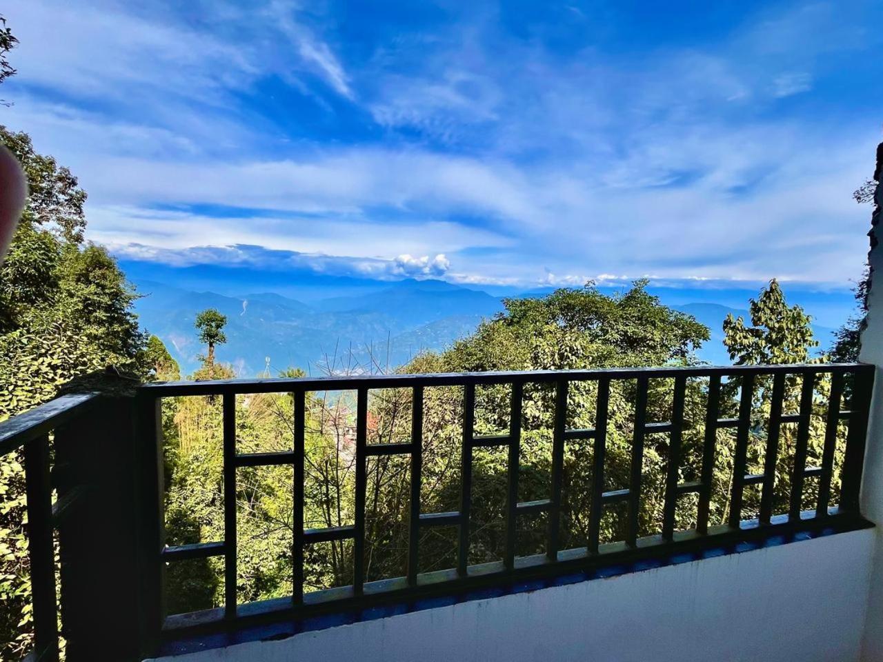 Forest Lodge - 80 Mts From Mall Road Дарджилинг Экстерьер фото